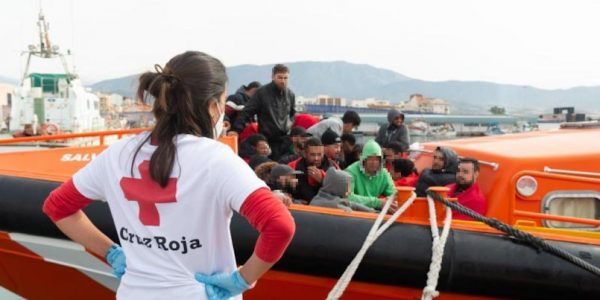 Voluntaria de Cruz Roja atendiendo migrantes | Foto: Cruz Roja