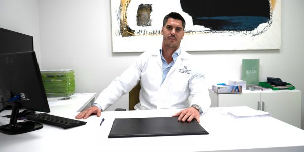 El Doctor Carlos Rubí en su despacho de Hospitales Universitarios San Roque en Gran Canaria