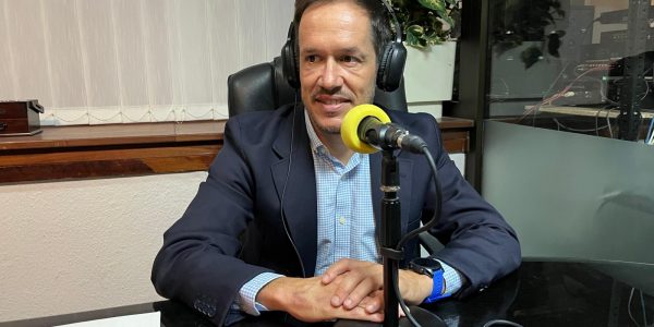 Mariano Hernández Zapata en los estudios de El Espejo Canario