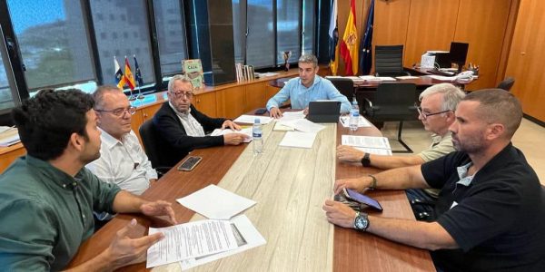 Representantes de la Plataforma Agraria Libre de Canarias y de la Unión de Uniones de Agricultores y Ganaderos reunidos con el Consejero de Agricultura Narvay Quintero | Foto: Gobcan