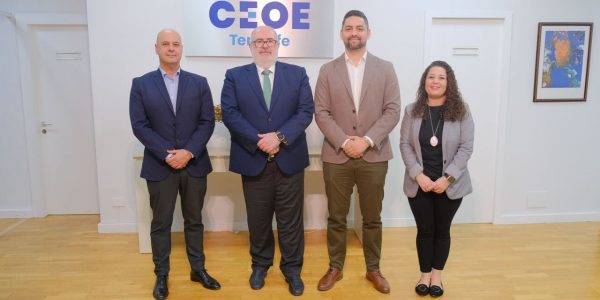 Samuel Cruz y Pedro Afonso con otros miembros del Colegio de Titulares Mercantiles de Santa Cruz de Tenerife | Foto: CTMSCT