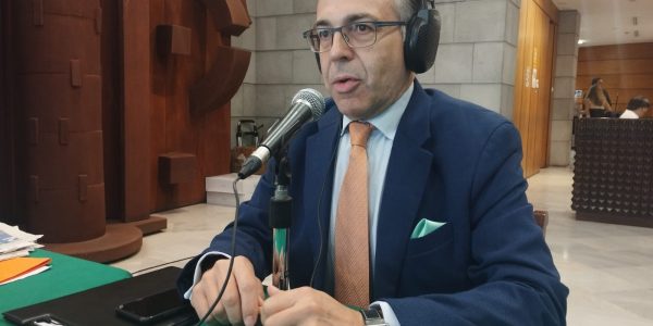 Juan Luis Maury-Verdugo en el set de El Espejo Canario en el Parlamento de Canarias