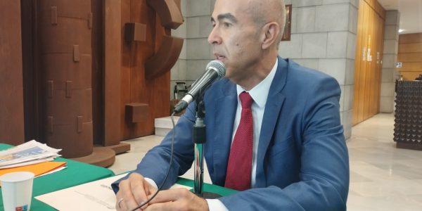 Francisco Chávez en el set de El Espejo Canario en el Parlamento de Canarias