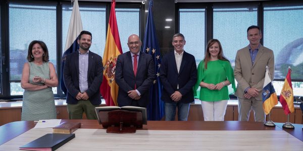 Javier Gutiérrez Taño (tercero por la izquierda), junto a Narvay Quintero y Nieves Lady Barreto | Foto: Gobierno de Canarias