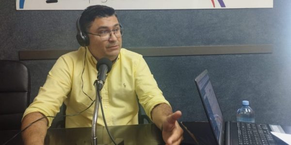 Miguel Ángel Pérez del Pino en los estudios de El Espejo Canario