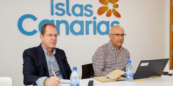 Viceconsejero de Turismo José Manuel Sanabria, y el director general de Ordenación, Formación y Promoción Turística, Miguel Ángel Rodríguez | Foto: Gobcan