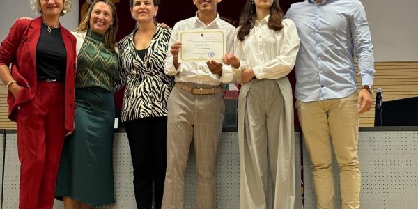 Profesores y alumnos del IES Simón Pérez recibiendo el premio | Foto: IES Simón Pérez