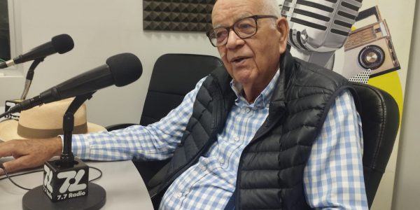 Luis Hernández en los estudios de El Espejo Canario