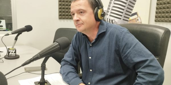 Carlos Medina en los estudios de El Espejo Canario