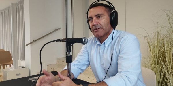 Oswaldo Betancort en el set de El Espejo Canario en los Centros de Arte, Cultura y Turismo de Lanzarote