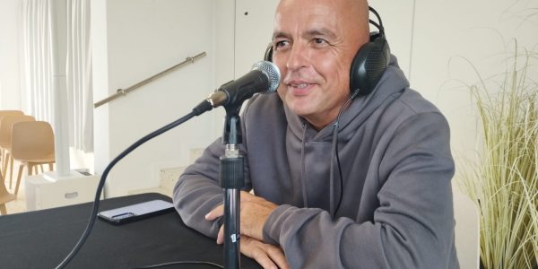Román Méndez en el set de El Espejo Canario en los Centros de Arte, Cultura y Turismo de Lanzarote