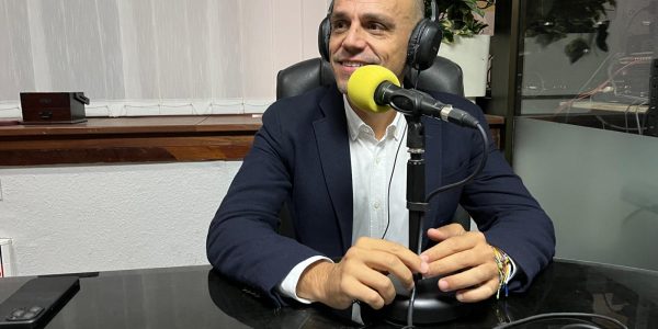 Alfonso Cabello en los estudios de El Espejo Canario