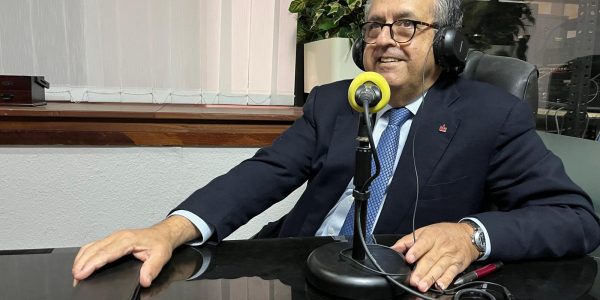 Antonio Alarcó en los estudios de El Espejo Canario