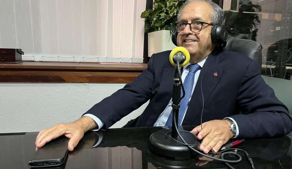 Antonio Alarcó en los estudios de El Espejo Canario
