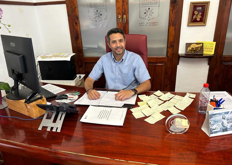 Jesús González en su despacho del AYuntamiento de Agaete | Foto: Ayuntamiento de Agaete