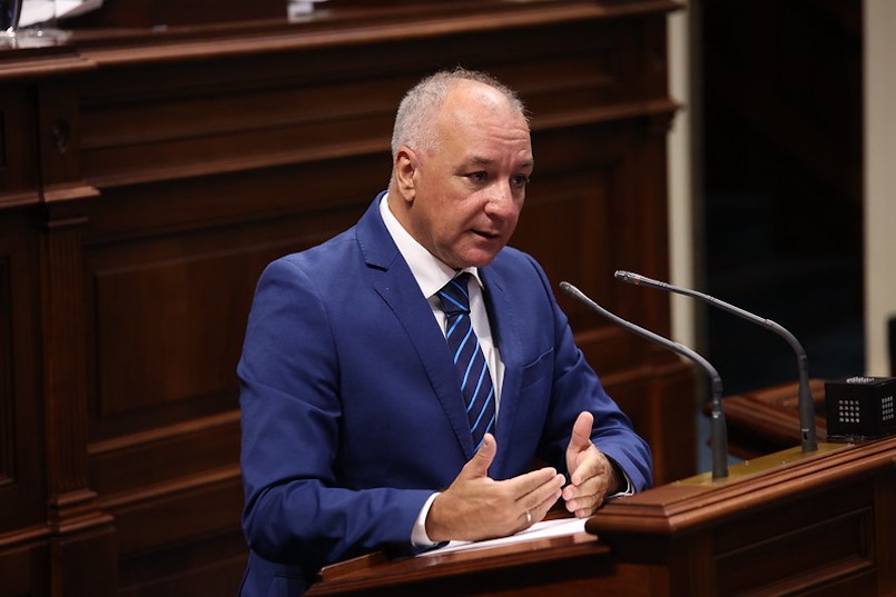 Luis Campos en el Parlamento de Canarias | Foto: Nueva Canarias