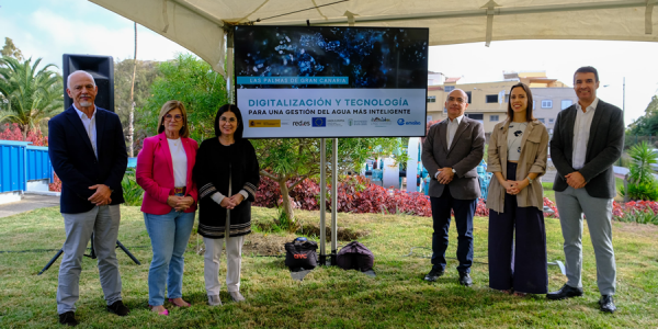 Carlonia Darias junto al equipo municipal durante la presentacion del sistema inteligente de la red de saneamiento de Las Palmas de Gran Canaria | Foto: Ayuntamiento de LPGC