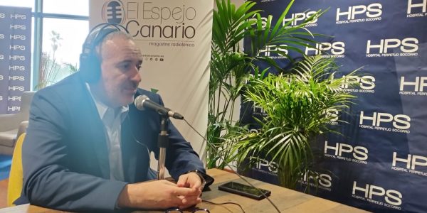 Sebastián Sansó en el set de El Espejo Canario en el Hospital Perpetuo Socorro en Las Palmas de Gran Canaria