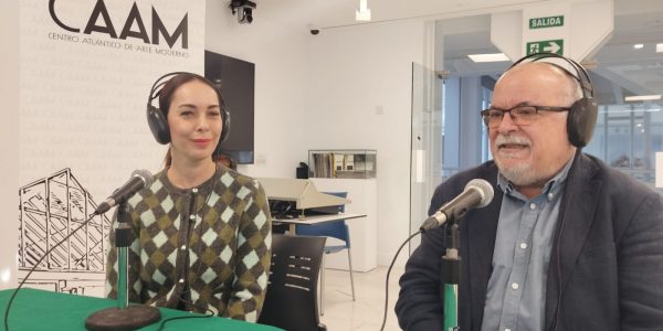 Guacimara Medina y Orlando Brito en el set de El Espejo Canario en el CAAM