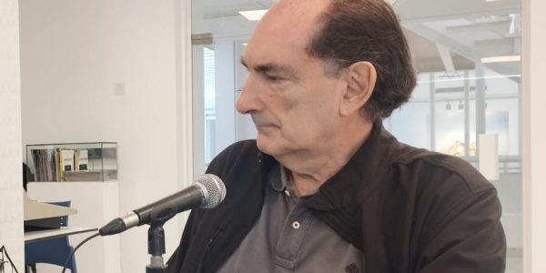 Paco Rossique en el set de El Espejo Canario en el CAAM