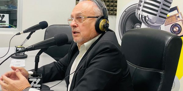 José Cristóbal García en los estudios de El Espejo Canario