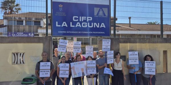 Concentración de trabajadores en defensa de las condiciones en la FP Dual | Foto: CCOO