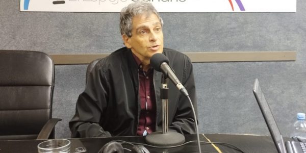 Carmelo Padrón en los estudios de El Espejo Canario