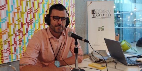 Ignacio Faura en el set de El EspejO Canario en el TEA Tenerife Espacio de las Artes
