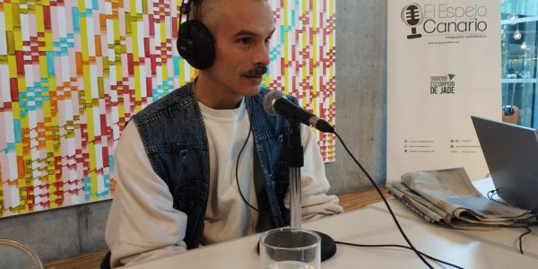 Javier Arozena en el set de El EspejO Canario en el TEA Tenerife Espacio de las Artes