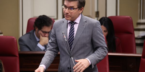 Nicasio Galván en una intervención en el Parlamento de Canarias | Foto: Parcan