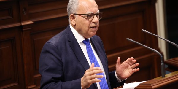 Casimiro Curbelo durante el debate parlamentario | Foto: Parlamento de Canarias