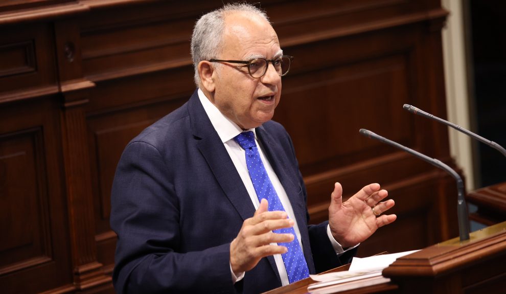 Casimiro Curbelo durante el debate parlamentario | Foto: Parlamento de Canarias