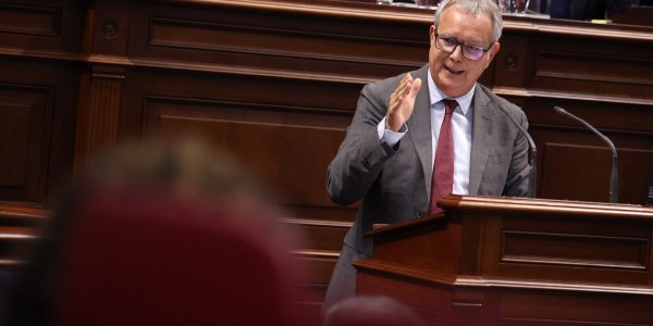 Chano Franquis durante el debate parlamentario | Foto: Parlamento de Canarias