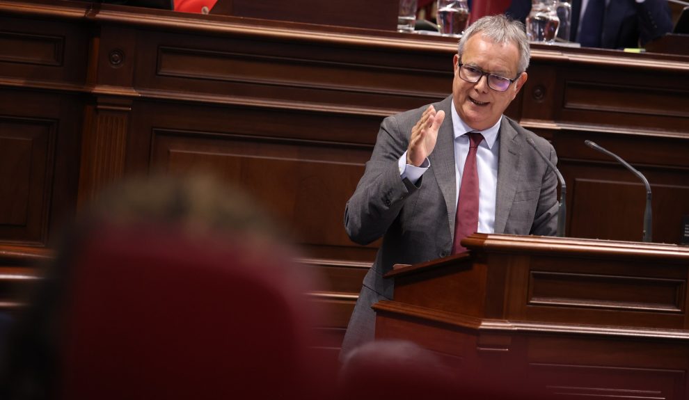 Chano Franquis durante el debate parlamentario | Foto: Parlamento de Canarias