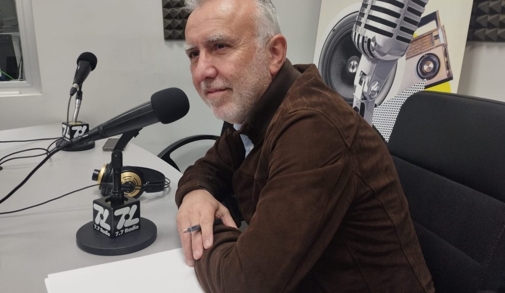 Ángel Víctor Torres en los estudios de El Espejo Canario