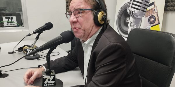 Amós García en los estudios de El Espejo Canario