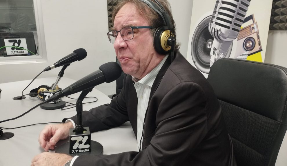 Amós García en los estudios de El Espejo Canario