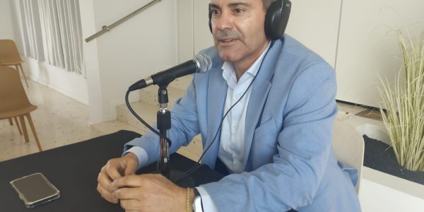 Oswaldo Betancort en el set de El Espejo Canario en el Islote de Fermina
