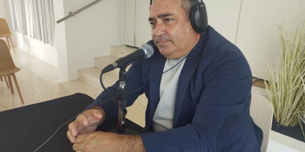 Ángel Vázquez en el set de El Espejo Canario en el Islote de Fermina