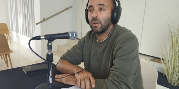 Nicolás Melián en el set de El Espejo Canario en el Islote de Fermina