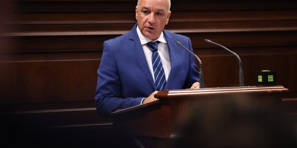 Luis Campos durante el debate parlamentario | Foto; Parlamento de Canarias