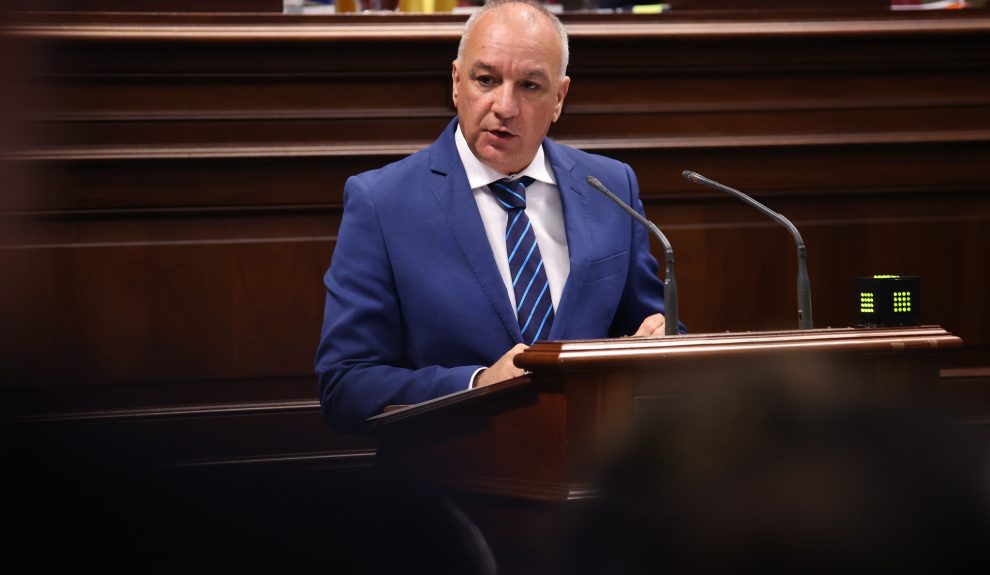 Luis Campos durante el debate parlamentario | Foto; Parlamento de Canarias