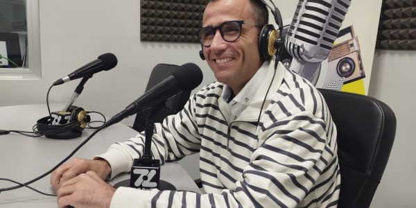 Ángel Sabroso en los estudios de El Espejo canario
