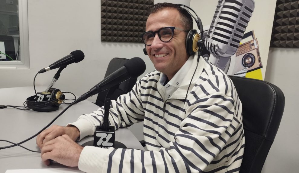 Ángel Sabroso en los estudios de El Espejo canario