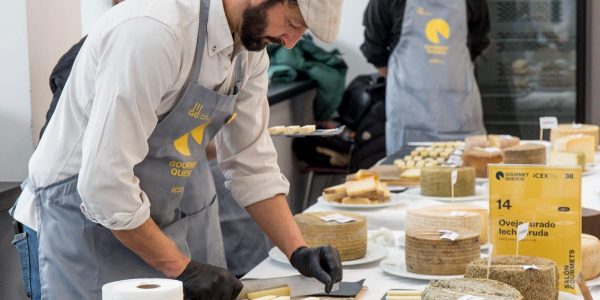 Cortador de quesos en el Salón Gourmets 2025 | Foto: Gobierno de Canarias