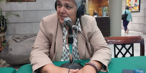 Noelia García en el set de El Espejo Canario en el Parlamento de Canarias