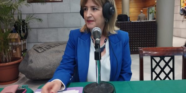 Carmen Barreto en el set de El Espejo Canario en el Parlamento de Canarias