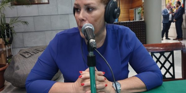 Astrid Pérez en el set de El Espejo Canario en el Parlamento de Canarias