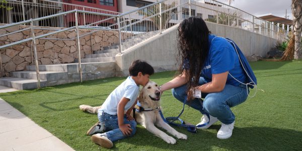 Perro de asistencia con su nueva familia | Foto: Gobierno de Canarias