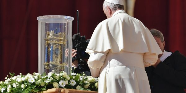 Francisco orando ante el corazón de san_Vicentede Paúl | Foto: Wikimedia Commoms